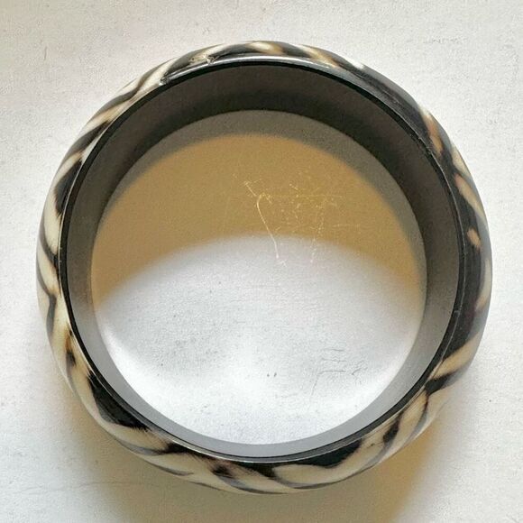 African resin brown and cream patterned  bangle bracelet - Picture 3 of 7